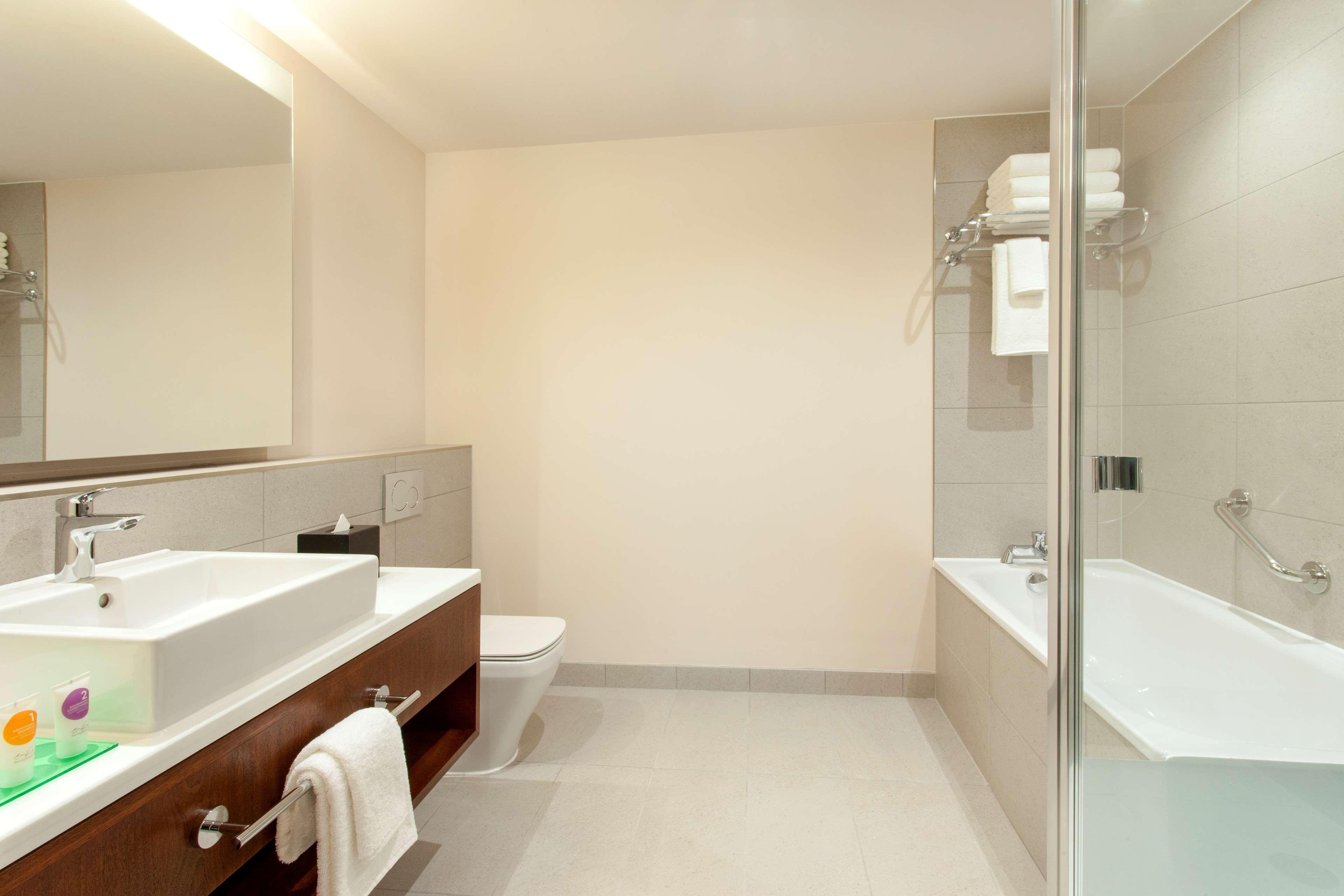 Hyatt Place West London Hayes ヒースロー エクステリア 写真