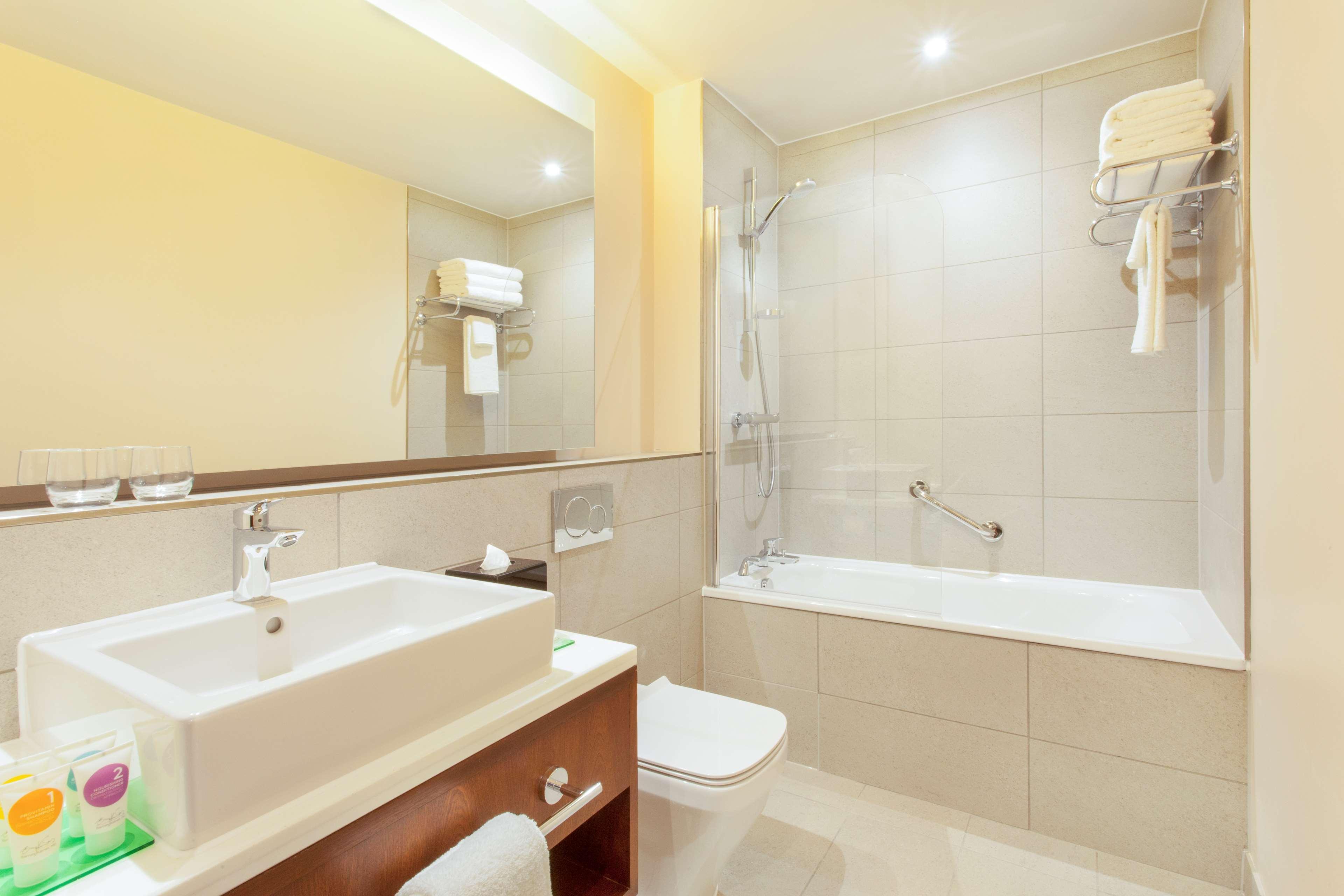 Hyatt Place West London Hayes ヒースロー エクステリア 写真