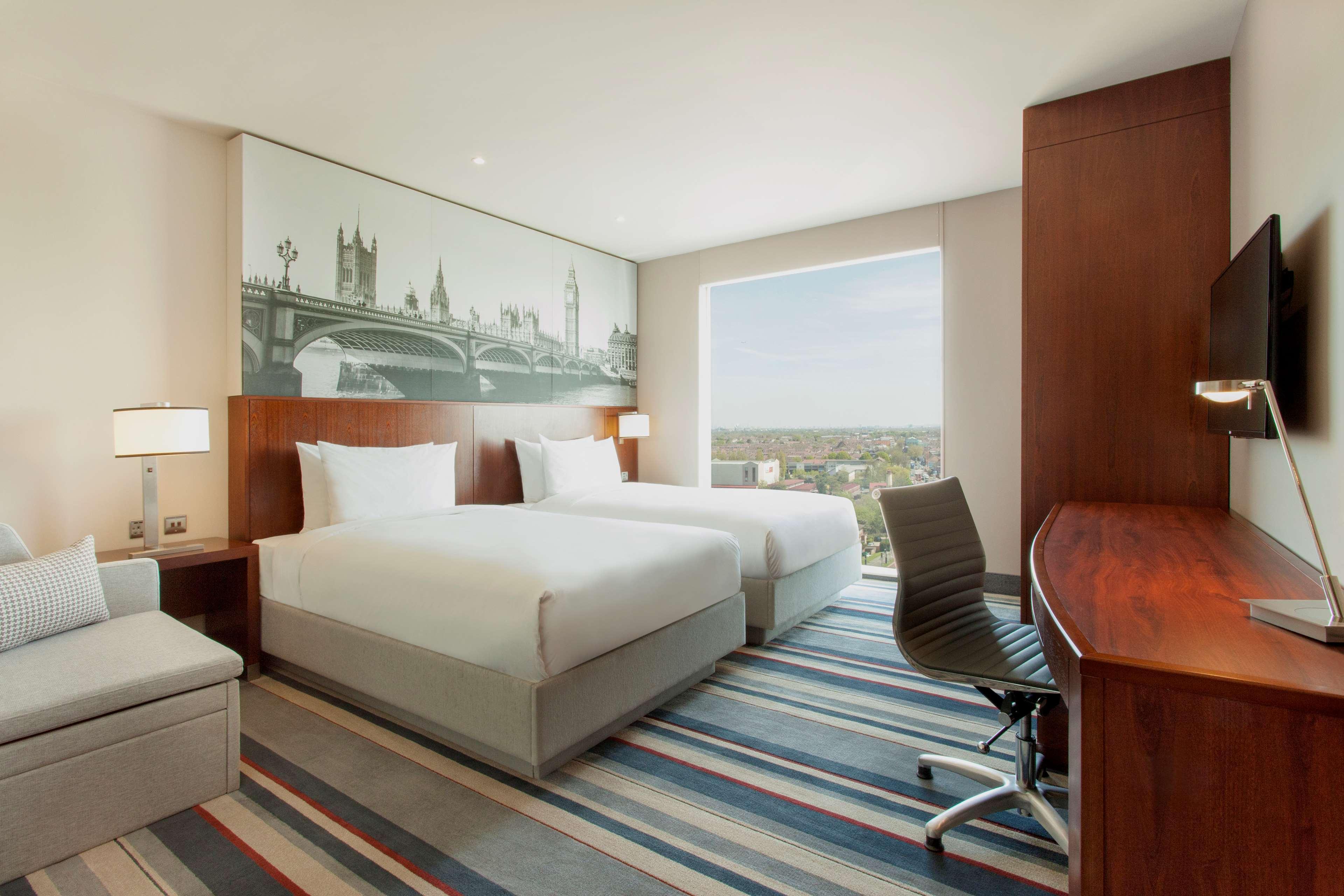 Hyatt Place West London Hayes ヒースロー エクステリア 写真